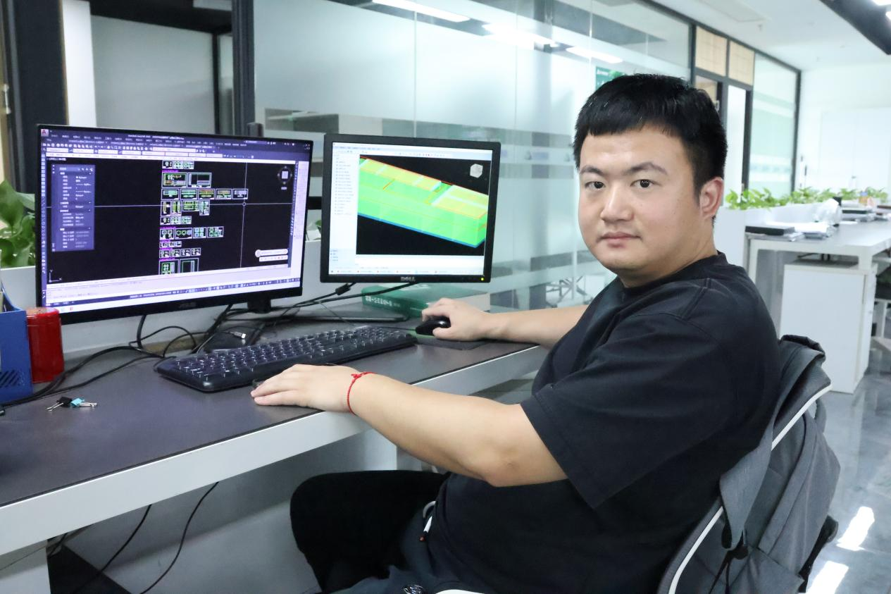 “我為九九加一分”系列報道——曹錦軒：我的工作很“老土”，我的任務(wù)是畫圖